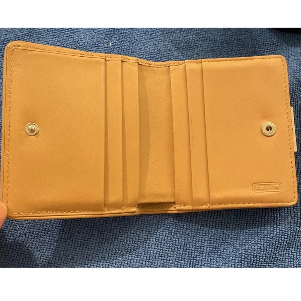 Coach White Leather Wallet Y2K Era Snap Closure 🔥 - Picture 12 of 15